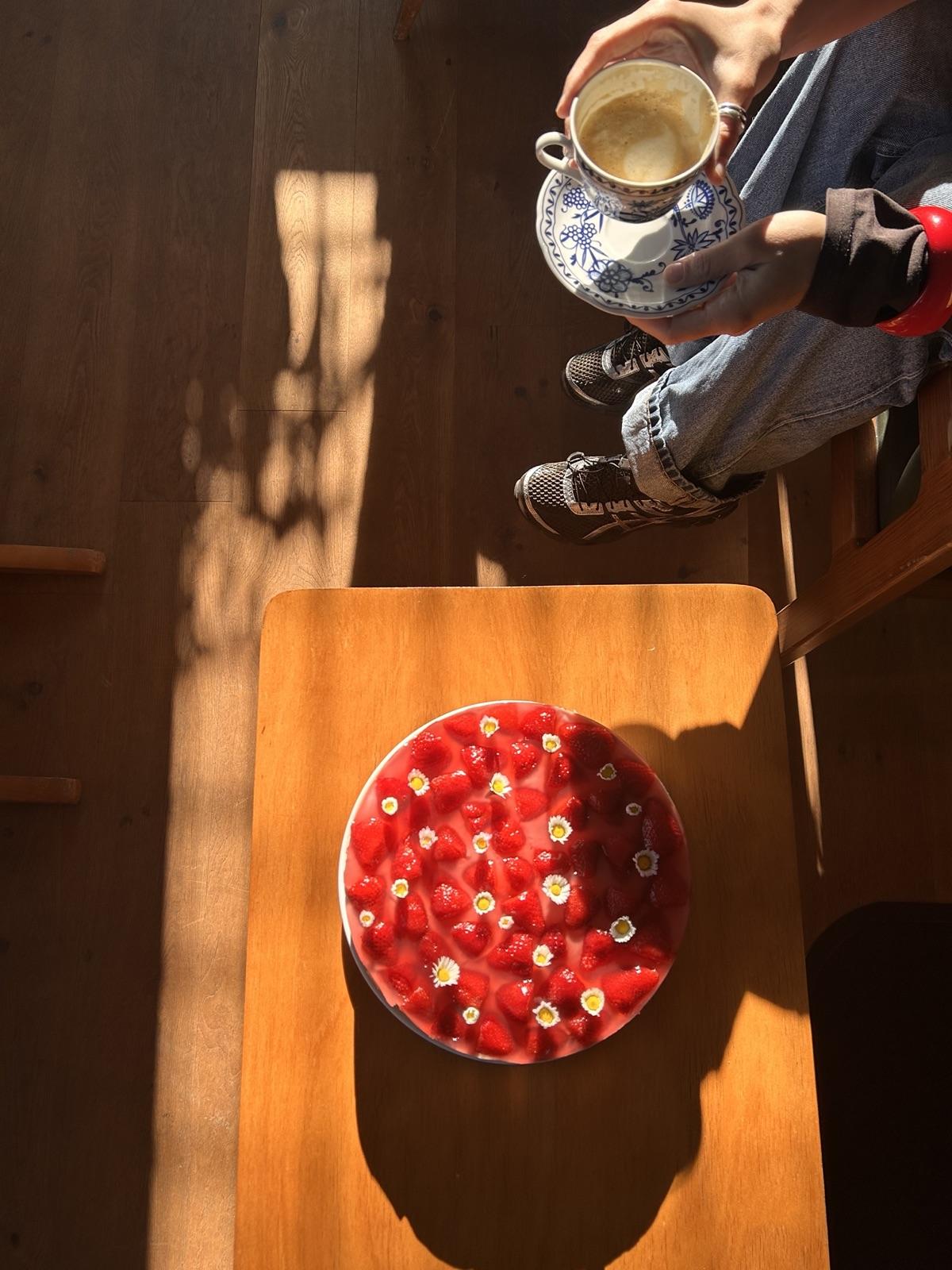 Erdbeertorte und Kaffee auf der sonnigen Terrasse