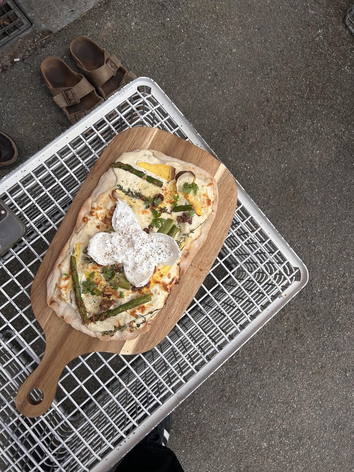 Flammkuchen mit grünem Spargel und Ziegenkäse