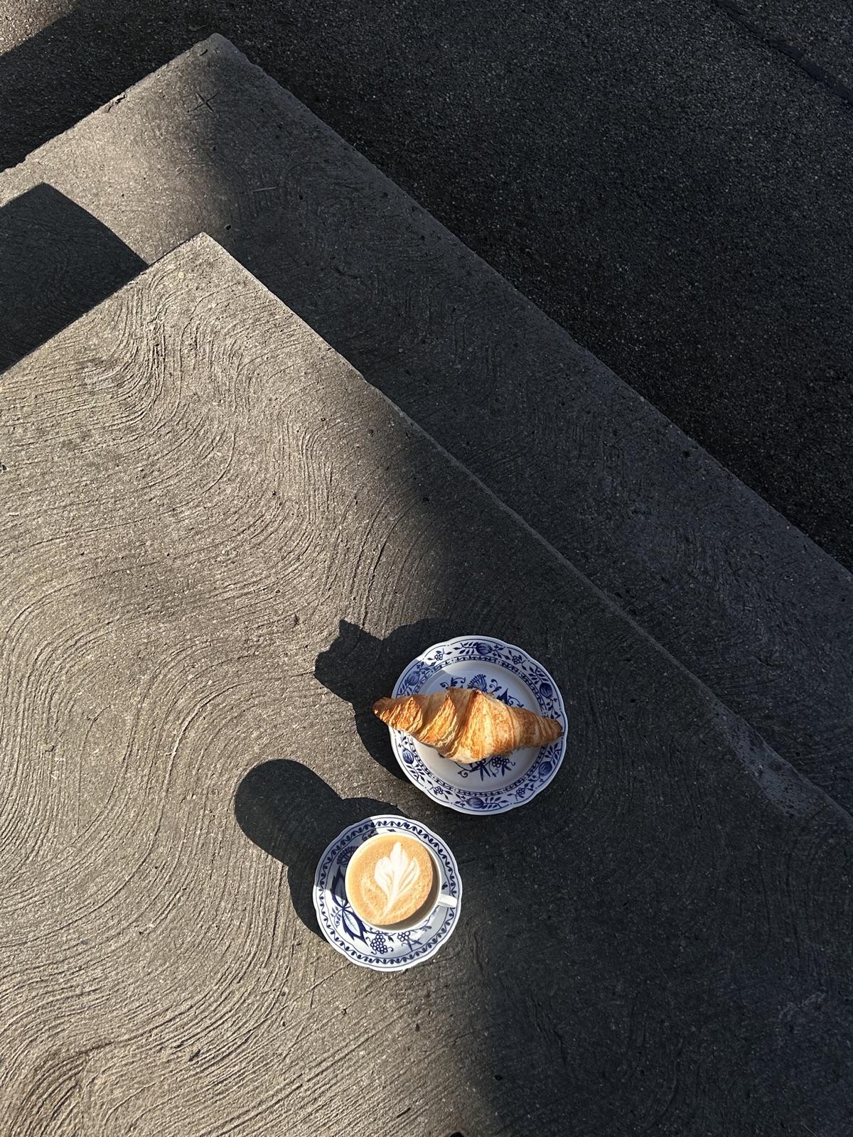 Croissant und Cappuccino in der Morgensonne